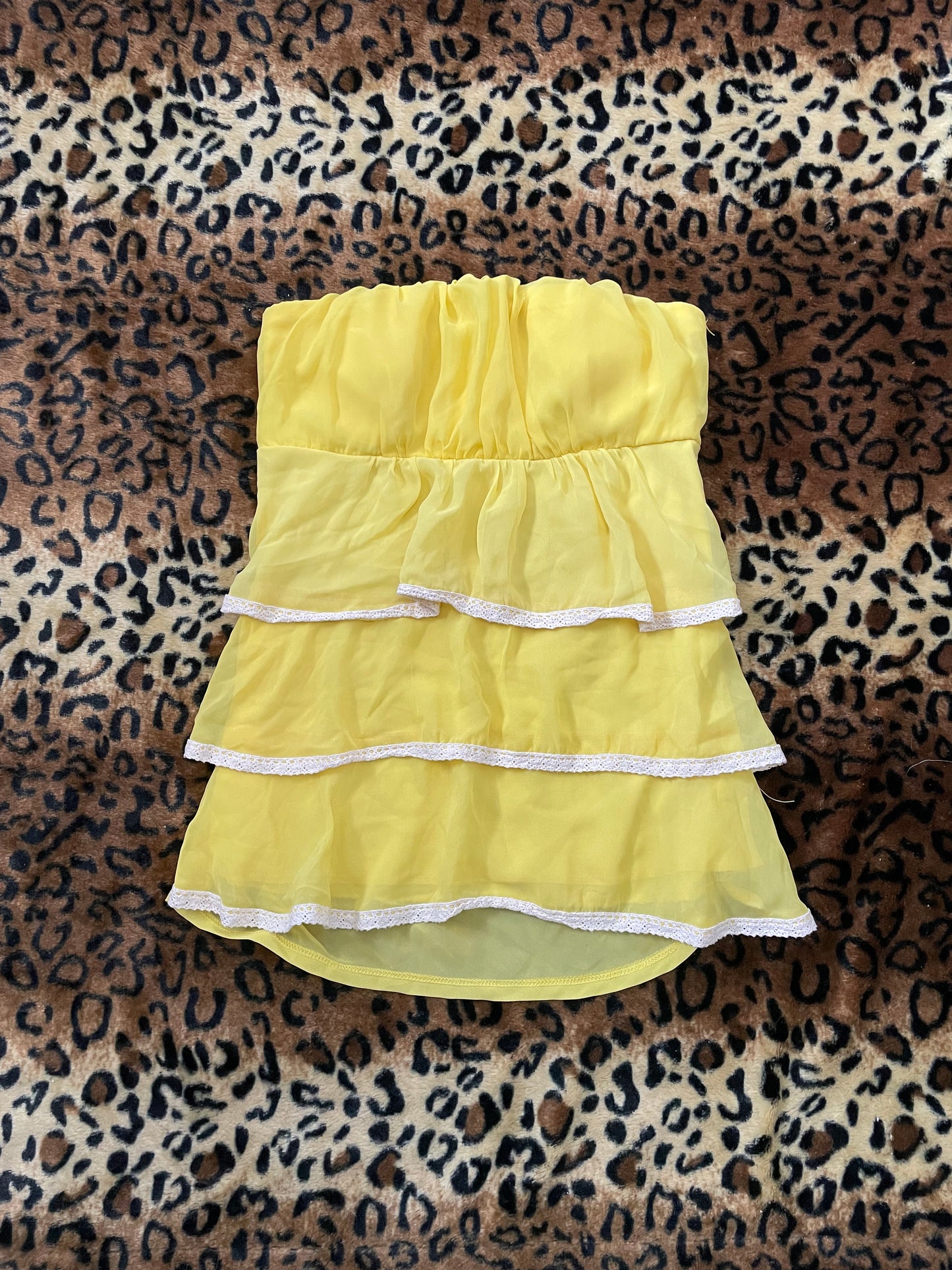 ruffled tube top w/ a lace trim